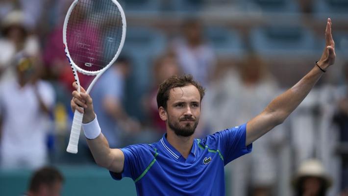 意甲媒体热议：米兰前锋希门尼斯未来扑朔迷离，媒体坚称他将离开而经纪人否认！（意媒聚焦：米兰前锋希门尼斯去留成谜，媒体称将离队经纪人予以否认）